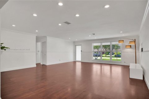 House in Hollywood, Florida 5 bedrooms, 251.95 sq.m. № 1941491 - photo 14