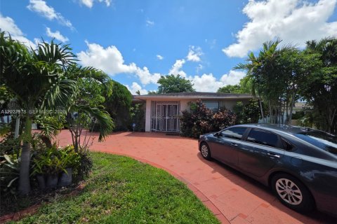 Villa ou maison à vendre à Hialeah, Floride: 5 chambres, 228.73 m2 № 2078760 - photo 2
