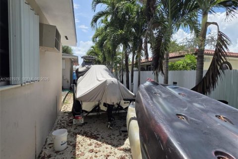 Villa ou maison à vendre à Hialeah, Floride: 5 chambres, 228.73 m2 № 2078760 - photo 19