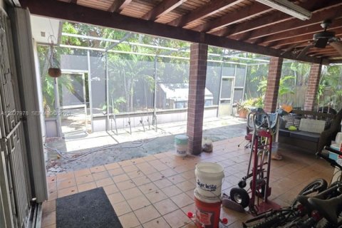 Villa ou maison à vendre à Hialeah, Floride: 5 chambres, 228.73 m2 № 2078760 - photo 18