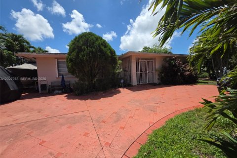 House in Hialeah, Florida 5 bedrooms, 228.73 sq.m. № 2078760