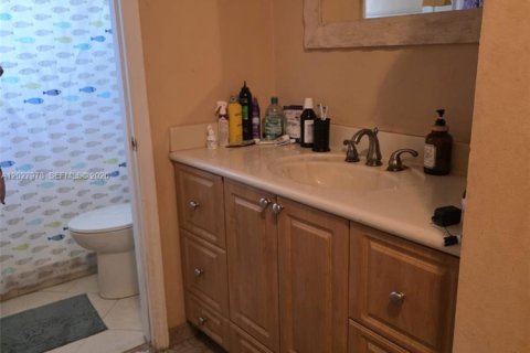 Villa ou maison à vendre à Hialeah, Floride: 5 chambres, 228.73 m2 № 2078760 - photo 11