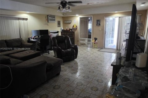 Villa ou maison à vendre à Hialeah, Floride: 5 chambres, 228.73 m2 № 2078760 - photo 5