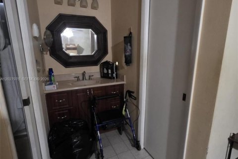Villa ou maison à vendre à Hialeah, Floride: 5 chambres, 228.73 m2 № 2078760 - photo 8