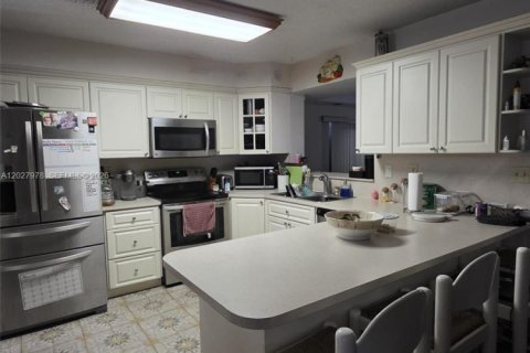 Villa ou maison à vendre à Hialeah, Floride: 5 chambres, 228.73 m2 № 2078760 - photo 3