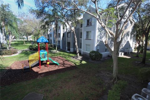 Copropriété à vendre à Pembroke Pines, Floride: 2 chambres, 98.29 m2 № 2042101 - photo 4