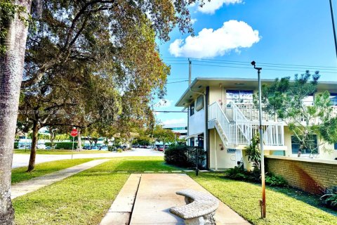 Снять в аренду кондоминиум в Холливуд, Флорида 2 спальни, 78.97м2, № 2025563 - фото 2