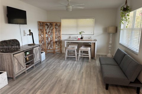 Снять в аренду кондоминиум в Холливуд, Флорида 2 спальни, 78.97м2, № 2025563 - фото 3