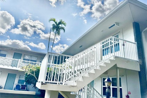 Кондоминиум с 2 спальнями в Холливуд, Флорида № 2025563