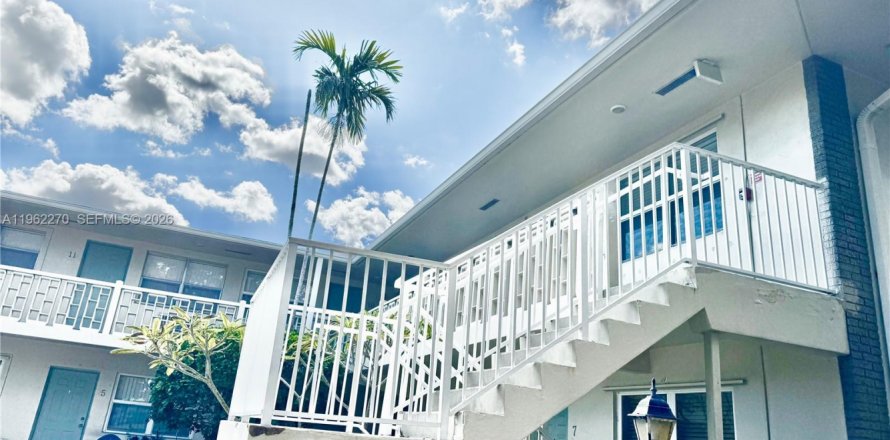 Кондоминиум с 2 спальнями в Холливуд, Флорида № 2025563