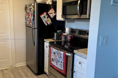 Снять в аренду кондоминиум в Холливуд, Флорида 2 спальни, 78.97м2, № 2025563 - фото 17