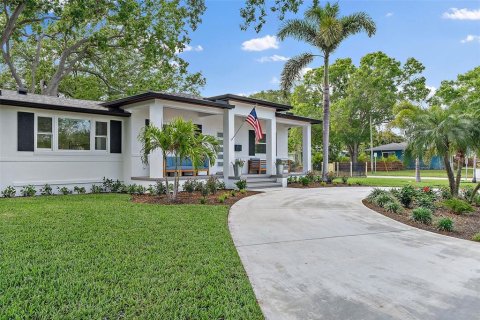 House in Saint Petersburg, Florida 3 bedrooms, 115.57 sq.m. № 1608509 - photo 2