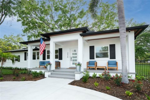 House in Saint Petersburg, Florida 3 bedrooms, 115.57 sq.m. № 1608509 - photo 1