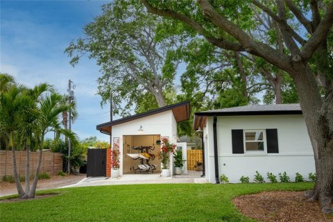 House in Saint Petersburg, Florida 3 bedrooms, 115.57 sq.m. № 1608509 - photo 3