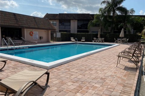 Condo in Pembroke Pines, Florida, 2 bedrooms  № 2068999 - photo 6