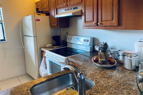 Condo in Pembroke Pines, Florida, 2 bedrooms  № 2068999 - photo 3