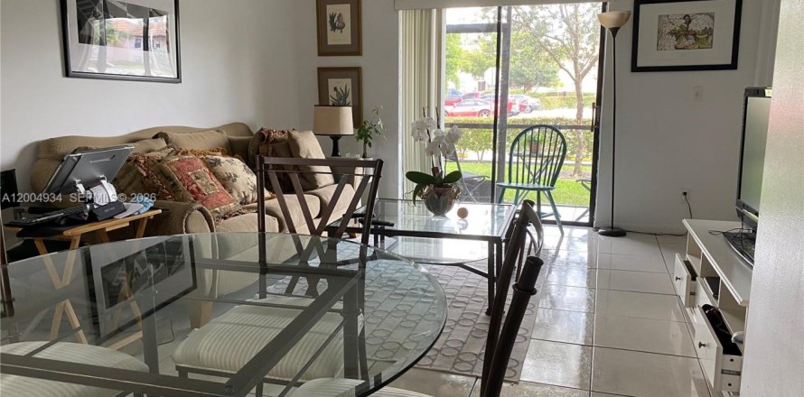 Condo in Pembroke Pines, Florida, 2 bedrooms  № 2068999