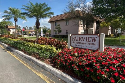 Condo in Pembroke Pines, Florida, 2 bedrooms  № 2068999 - photo 8