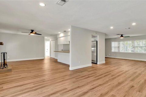 House in Saint Petersburg, Florida 3 bedrooms, 175.77 sq.m. № 1559209 - photo 13
