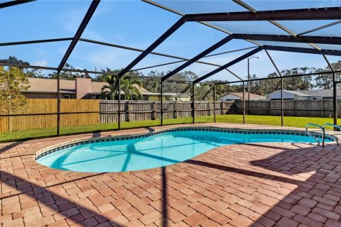 House in Saint Petersburg, Florida 3 bedrooms, 175.77 sq.m. № 1559209 - photo 3