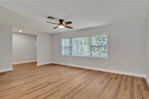 House in Saint Petersburg, Florida 3 bedrooms, 175.77 sq.m. № 1559209 - photo 12