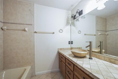 Condo in Tavares, Florida, 2 bedrooms  № 1900570 - photo 12