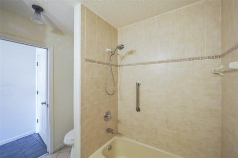 Condo in Tavares, Florida, 2 bedrooms  № 1900570 - photo 13