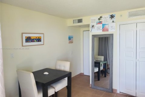 Condominio en venta en Sunny Isles Beach, Florida, 1 habitación, 194.17 m2 № 1696152 - foto 3