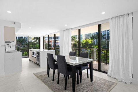 Condominio en Miami, Florida, 3 dormitorios  № 2088364