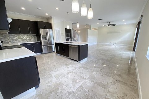 House in Weston, Florida 4 bedrooms, 208.1 sq.m. № 1800188 - photo 10