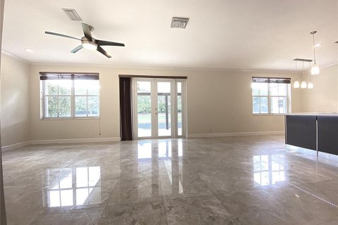 House in Weston, Florida 4 bedrooms, 208.1 sq.m. № 1800188 - photo 14