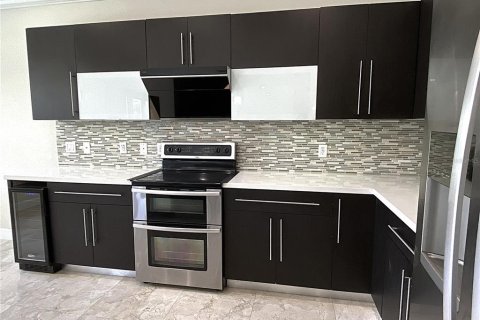 House in Weston, Florida 4 bedrooms, 208.1 sq.m. № 1800188 - photo 9