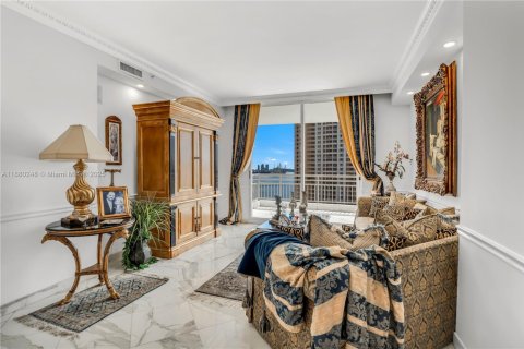 Condo in Miami, Florida, 3 bedrooms  № 1978831 - photo 2