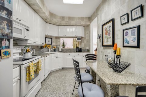 Condo in Miami, Florida, 3 bedrooms  № 1978831 - photo 11