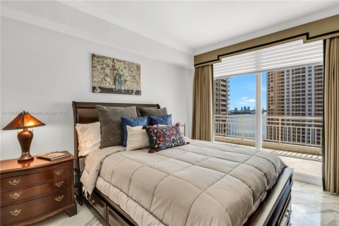 Condo in Miami, Florida, 3 bedrooms  № 1978831 - photo 25