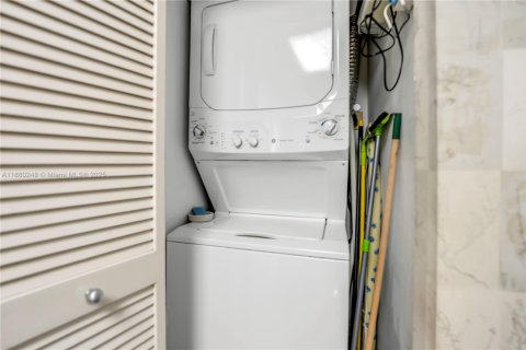 Condo in Miami, Florida, 3 bedrooms  № 1978831 - photo 15