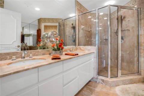 Condo in Miami, Florida, 3 bedrooms  № 1978831 - photo 19