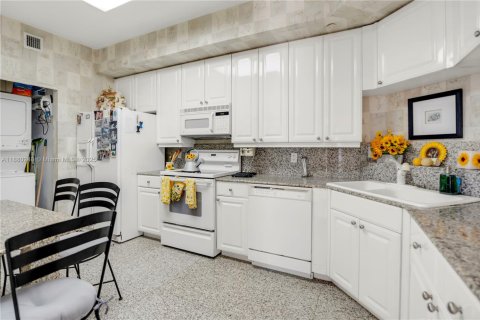 Condo in Miami, Florida, 3 bedrooms  № 1978831 - photo 12