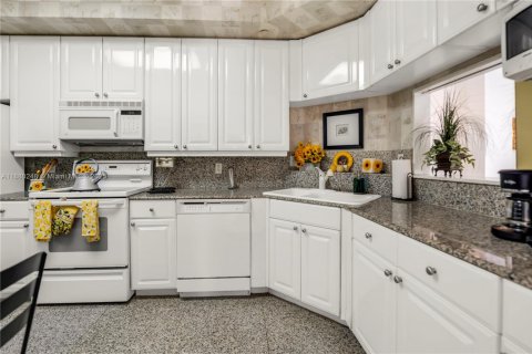 Condo in Miami, Florida, 3 bedrooms  № 1978831 - photo 10