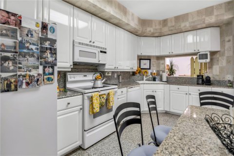 Condo in Miami, Florida, 3 bedrooms  № 1978831 - photo 14