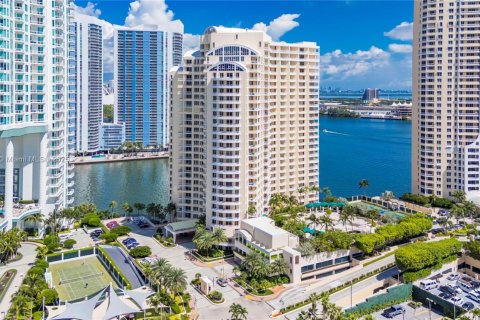 Condo in Miami, Florida, 3 bedrooms  № 1978831