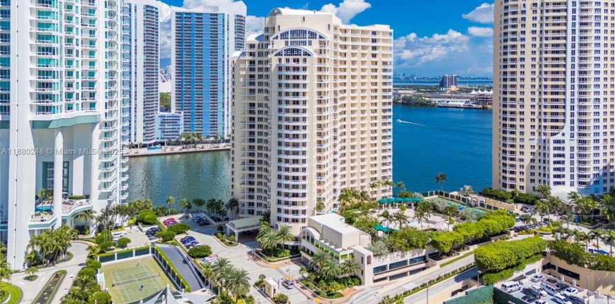 Condo in Miami, Florida, 3 bedrooms  № 1978831