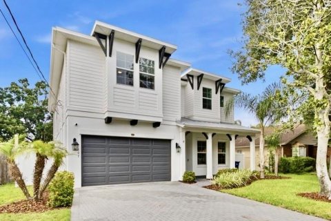House in Tampa, Florida 5 bedrooms, 323.95 sq.m. № 2330027