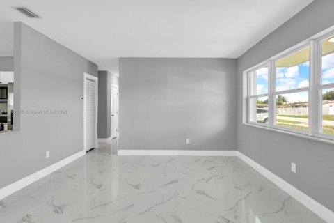 Casa en venta en Miami Gardens, Florida, 3 dormitorios, 138.05 m2 № 1890102 - foto 12