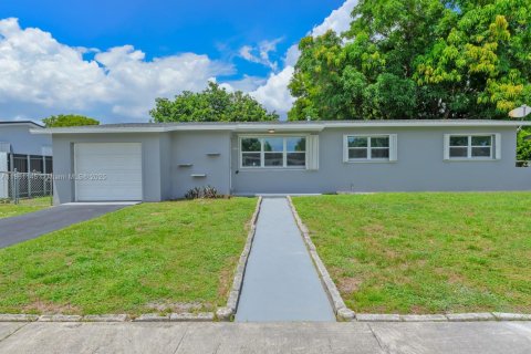 Casa en venta en Miami Gardens, Florida, 3 dormitorios, 138.05 m2 № 1890102 - foto 7