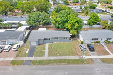 Casa en venta en Miami Gardens, Florida, 3 dormitorios, 138.05 m2 № 1890102 - foto 3