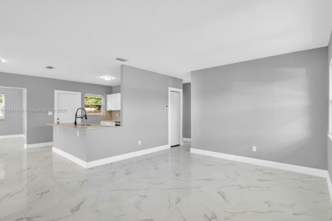 Casa en venta en Miami Gardens, Florida, 3 dormitorios, 138.05 m2 № 1890102 - foto 11