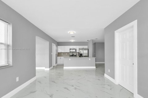 Casa en venta en Miami Gardens, Florida, 3 dormitorios, 138.05 m2 № 1890102 - foto 16