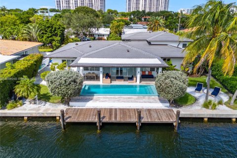 Casa en Miami Shores, Florida 4 dormitorios, 394.56 m2 № 2016513