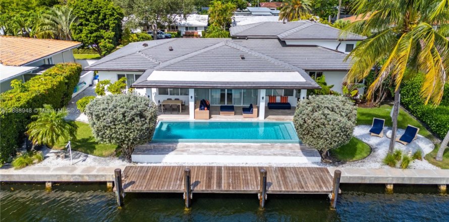 Villa ou maison à Miami Shores, Floride 4 chambres, 394.56 m2 № 2016513